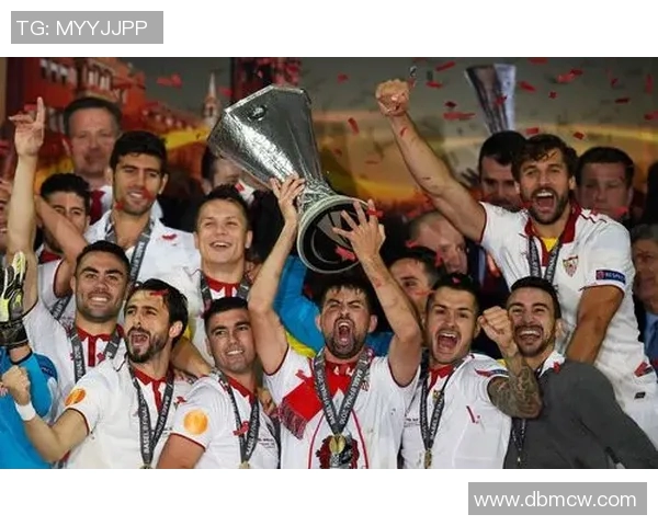 足球明星欢庆时刻举起奖杯尽情跳舞的精彩瞬间展示