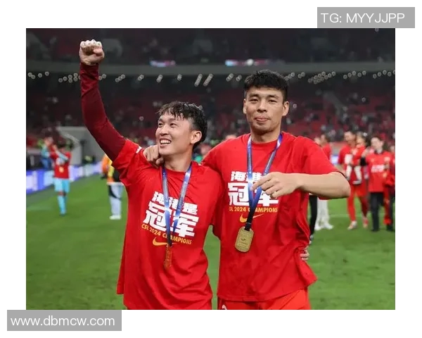 两位足球巨星携手同框展现友谊与竞技精神的精彩瞬间